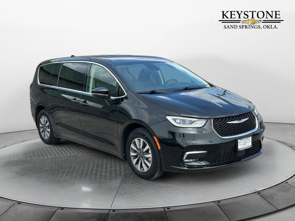 Used 2024 Chrysler Pacifica Select image 1