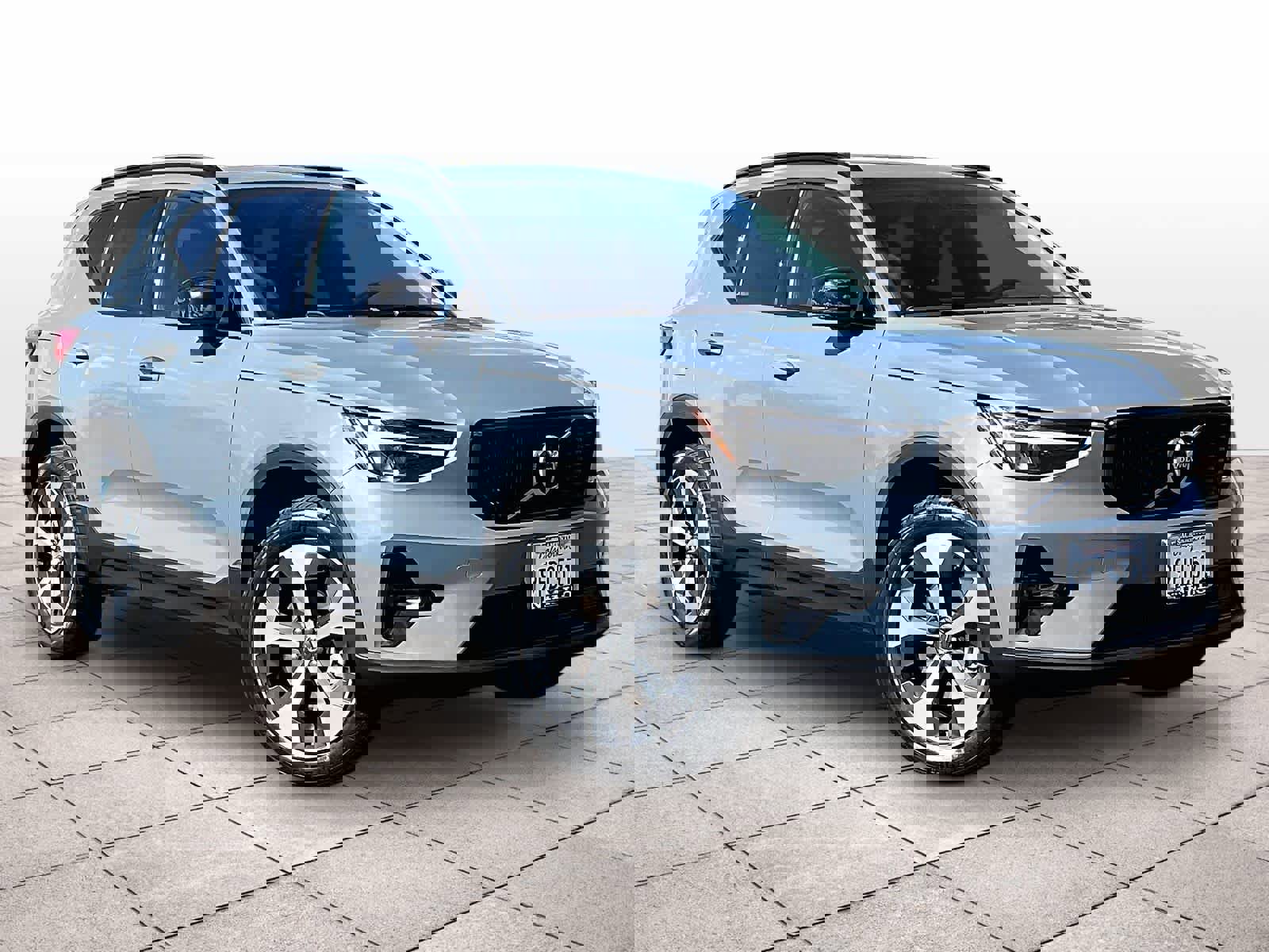 Used 2023 Volvo XC40 B5 Plus w/ Protection Package Premier image 2