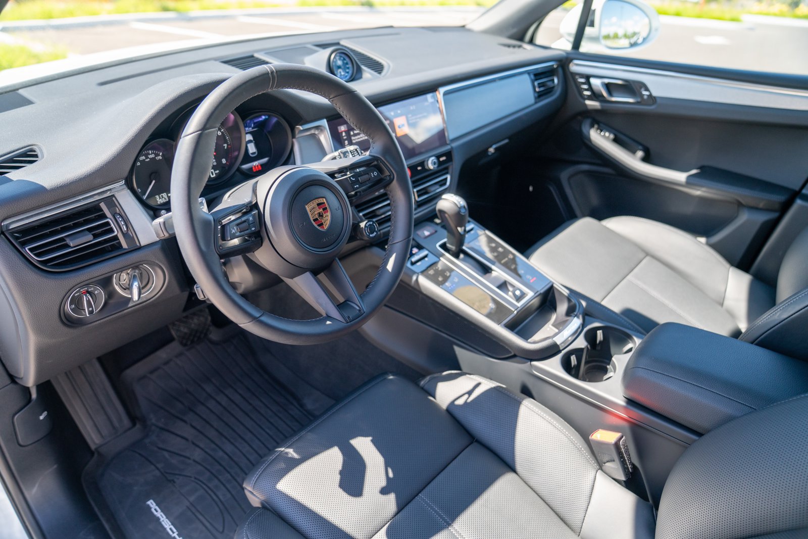 Certified 2026 Porsche Macan AWD/4WD image 4