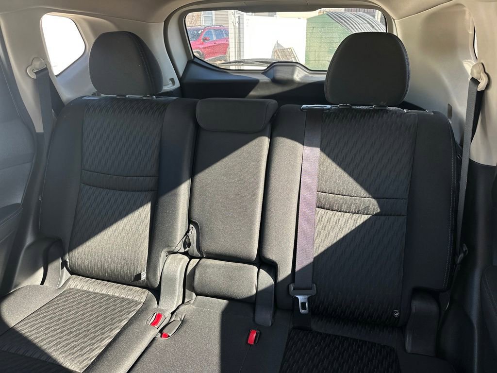 Used 2018 Nissan Rogue SV image 18