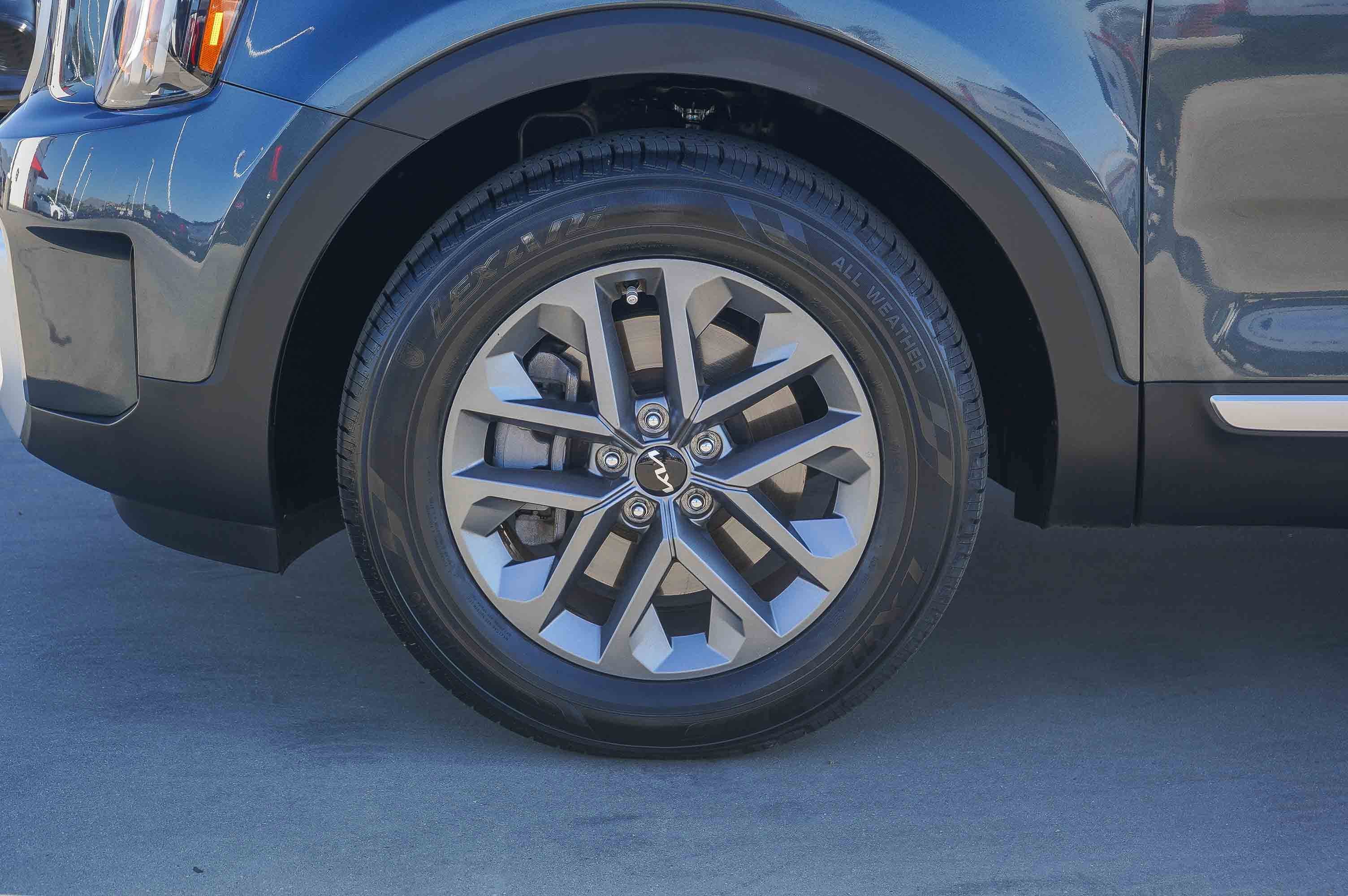 Used 2024 Kia Telluride LX image 5