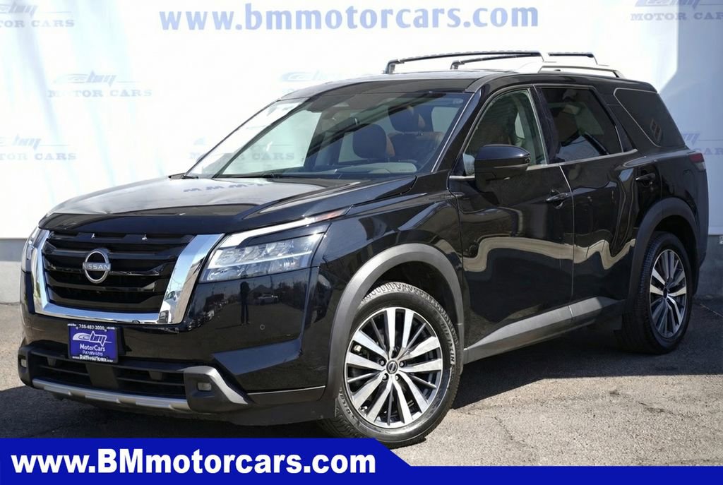 Used 2022 Nissan Pathfinder Platinum w/ Cargo Package AWD/4WD image 2