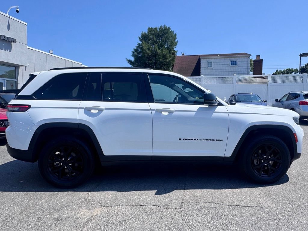 Used 2024 Jeep Grand Cherokee Altitude AWD/4WD image 8