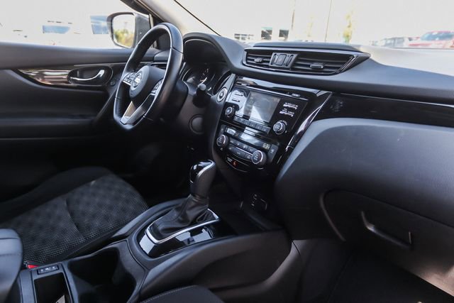 Used 2017 Nissan Rogue Sport SV w/ SV All-Weather Package AWD/4WD image 37