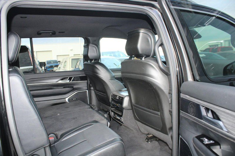 Used 2024 Jeep Wagoneer L Series II w/ Flexible Seating Group image 13