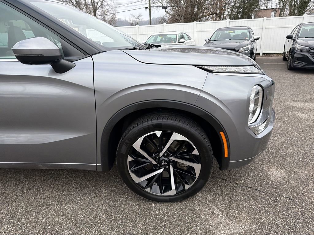 Used 2023 Mitsubishi Outlander SEL image 2