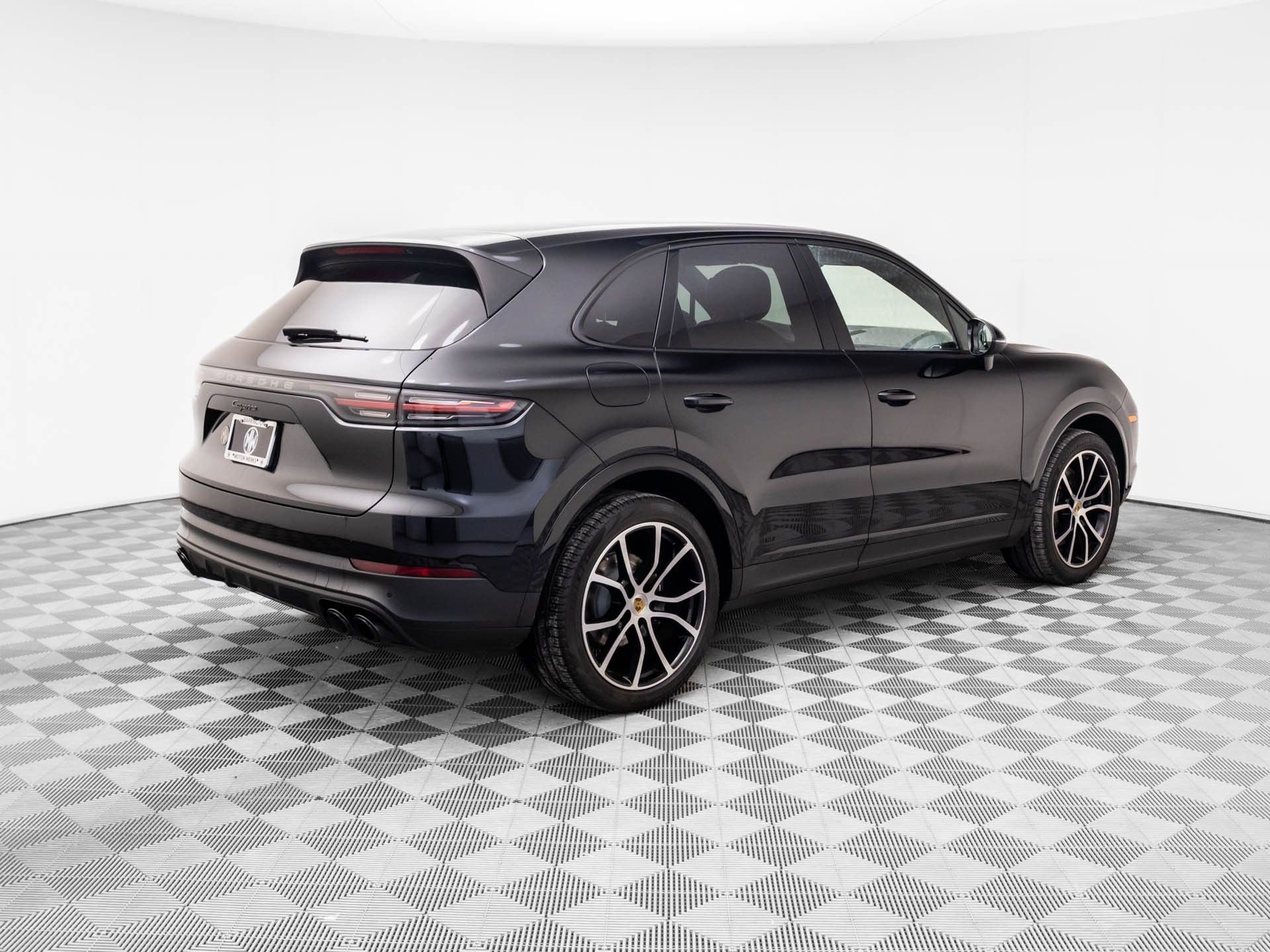 Certified 2023 Porsche Cayenne Platinum Edition image 7