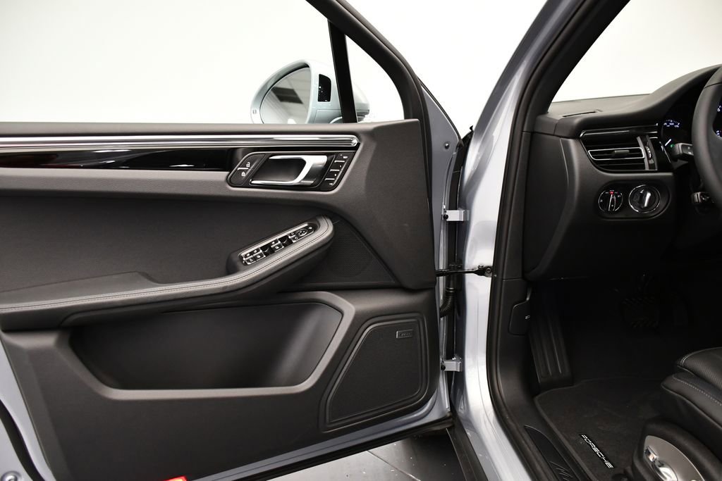 Certified 2026 Porsche Macan image 33