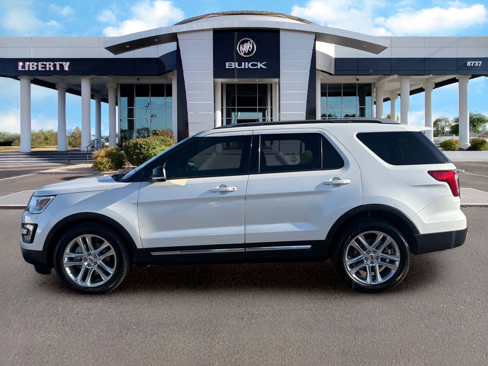 Used 2017 Ford Explorer XLT w/ Equipment Group 202A FWD image 7