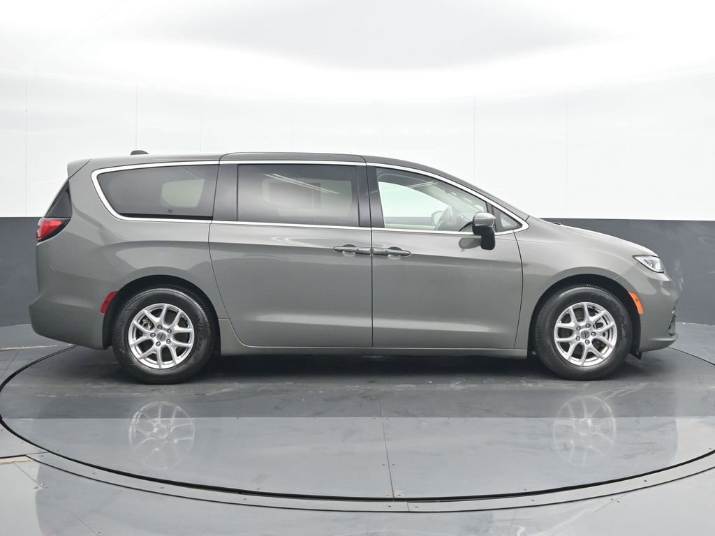 Used 2023 Chrysler Pacifica Touring-L image 7