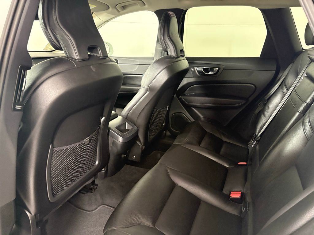 Used 2020 Volvo XC60 T5 Momentum image 35