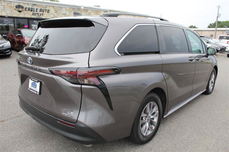 Used 2023 Toyota Sienna LE w/ LE Plus Package FWD image 7
