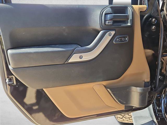 Used 2018 Jeep Wrangler Sahara w/ Connectivity Group AWD/4WD image 10