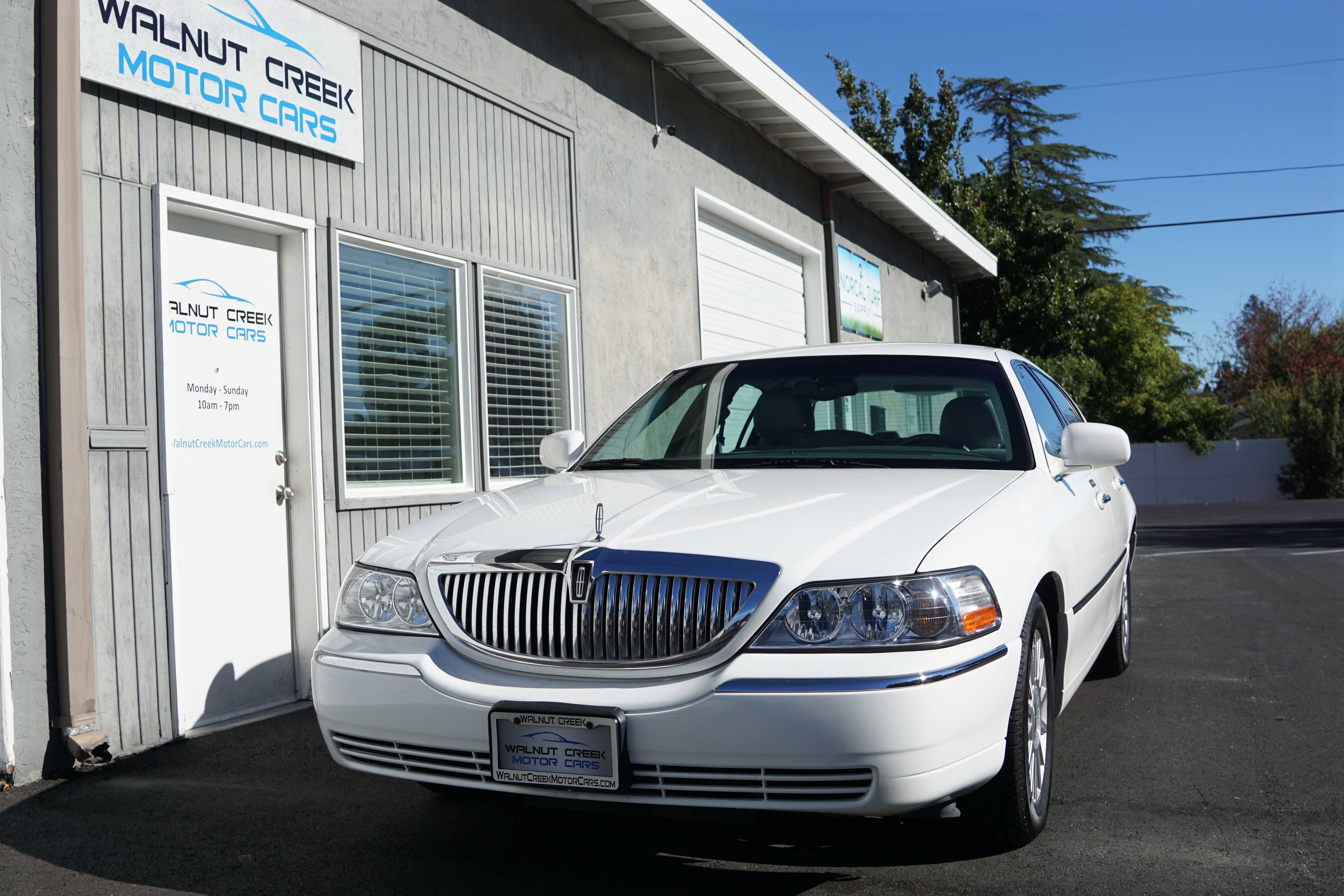 Used 2004 Lincoln Town Car Signature image 2