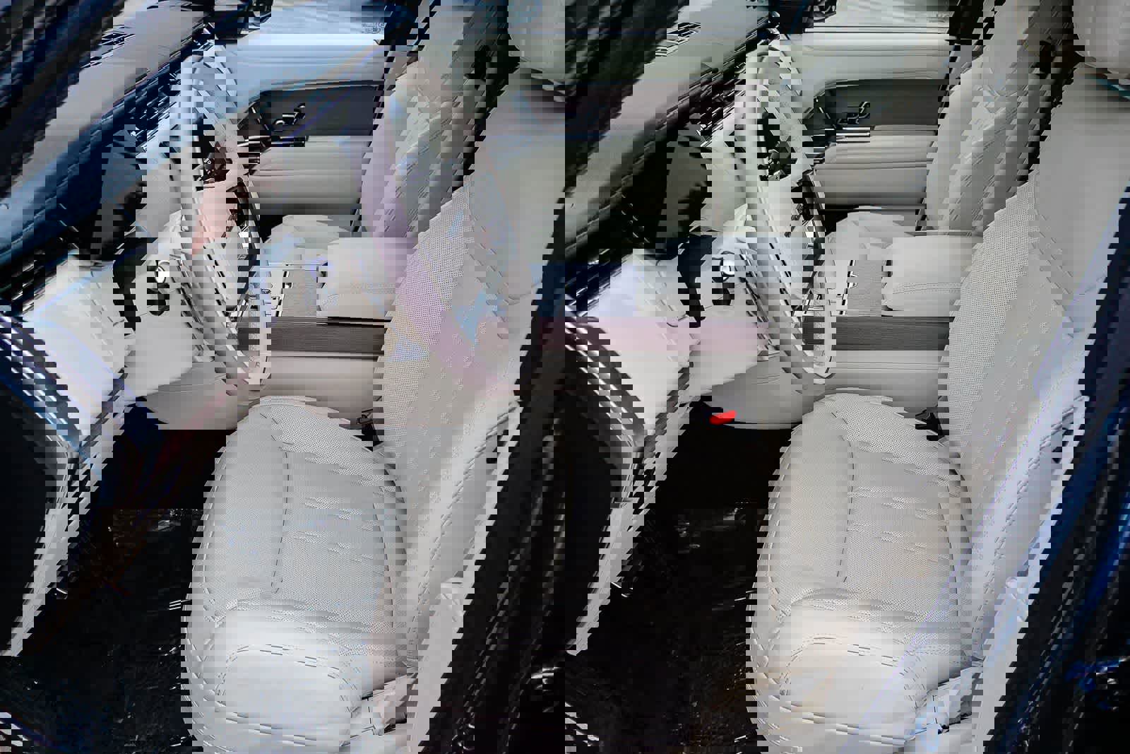 Used 2025 Land Rover Range Rover SE image 19