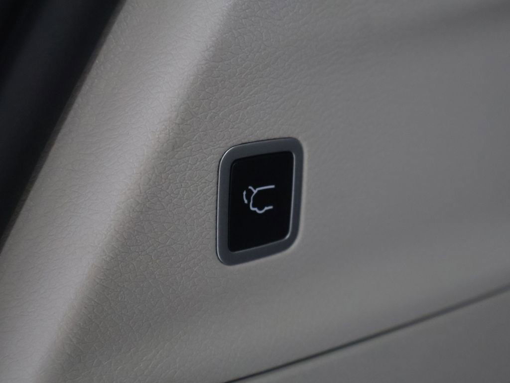 Used 2023 Chrysler Pacifica Touring-L image 21