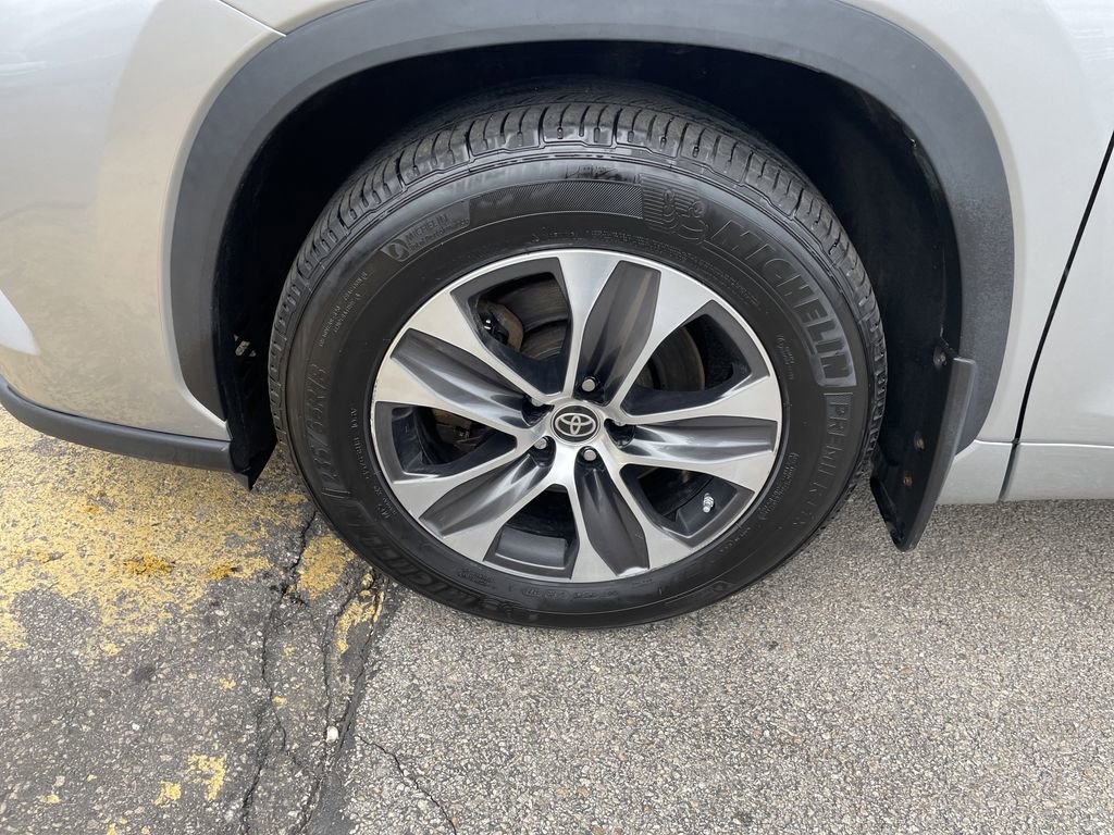 Used 2023 Toyota Highlander XLE image 9