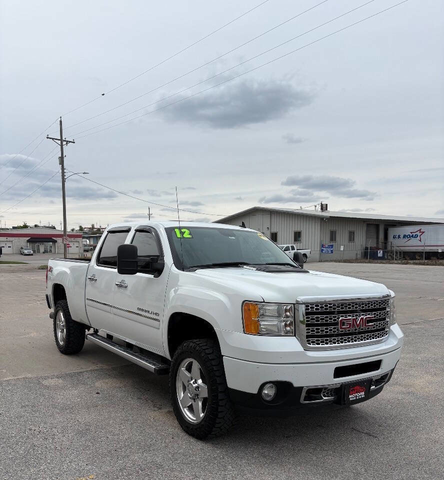 Used 2012 GMC Sierra 2500 Denali w/ Suspension Package, Off-Road AWD/4WD image 2