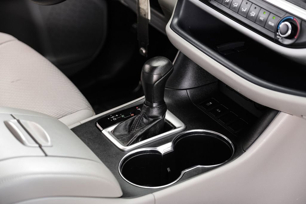 Used 2019 Toyota Highlander LE FWD image 18