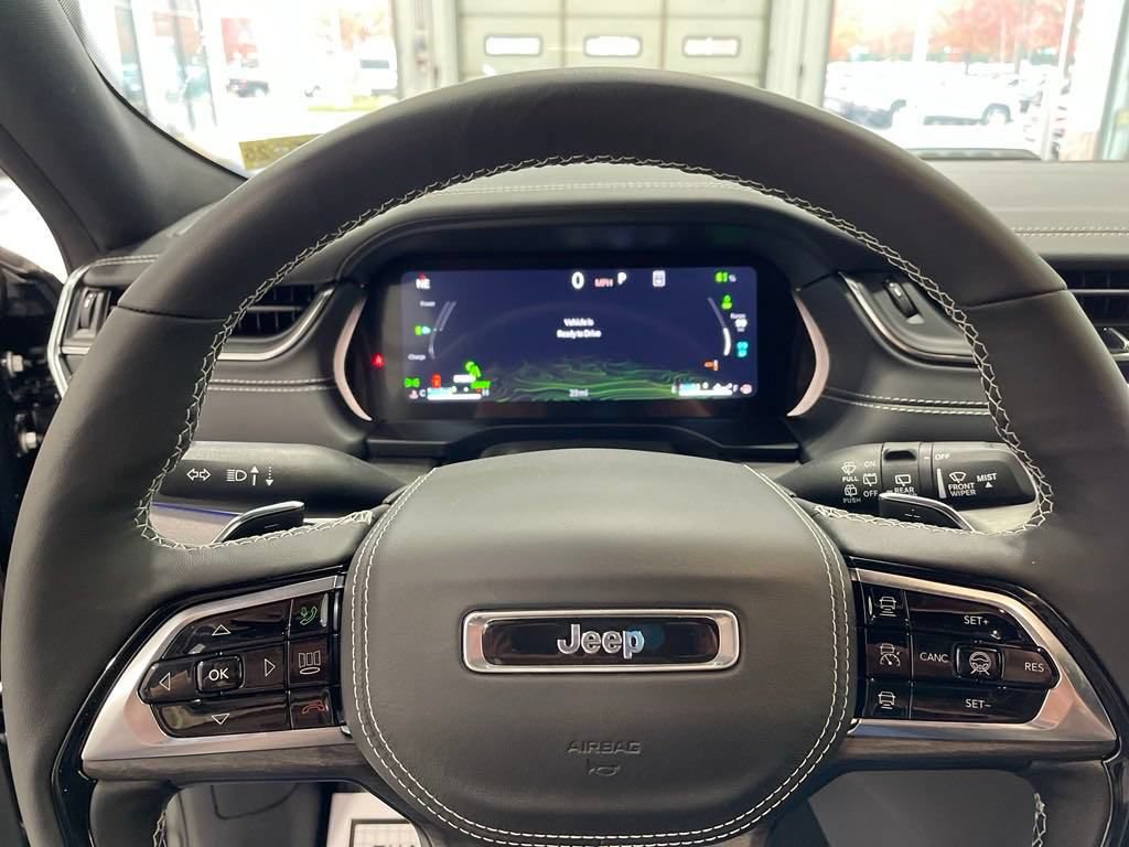 Used 2024 Jeep Grand Cherokee Overland w/ Advanced Protech Group III AWD/4WD image 16