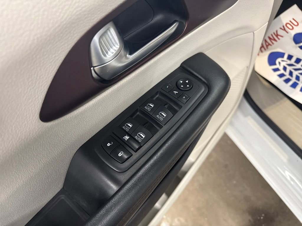 Used 2019 Chrysler Pacifica Limited image 12