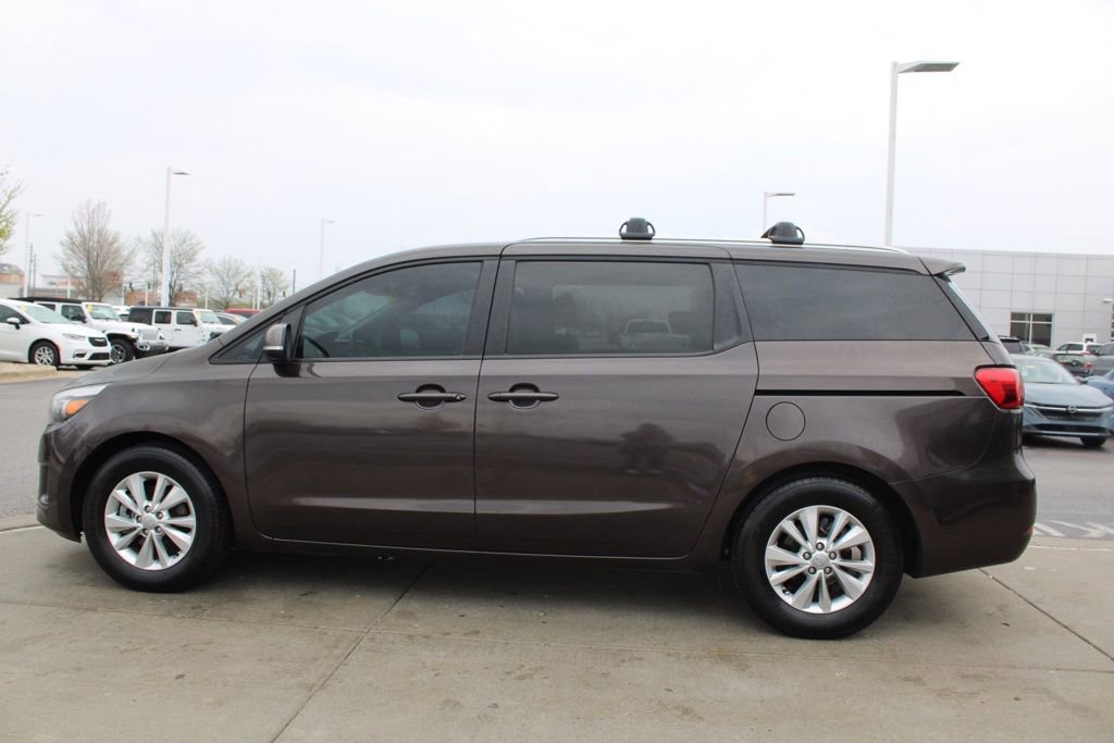Used 2017 Kia Sedona LX w/ LX Essentials Premium Package image 4