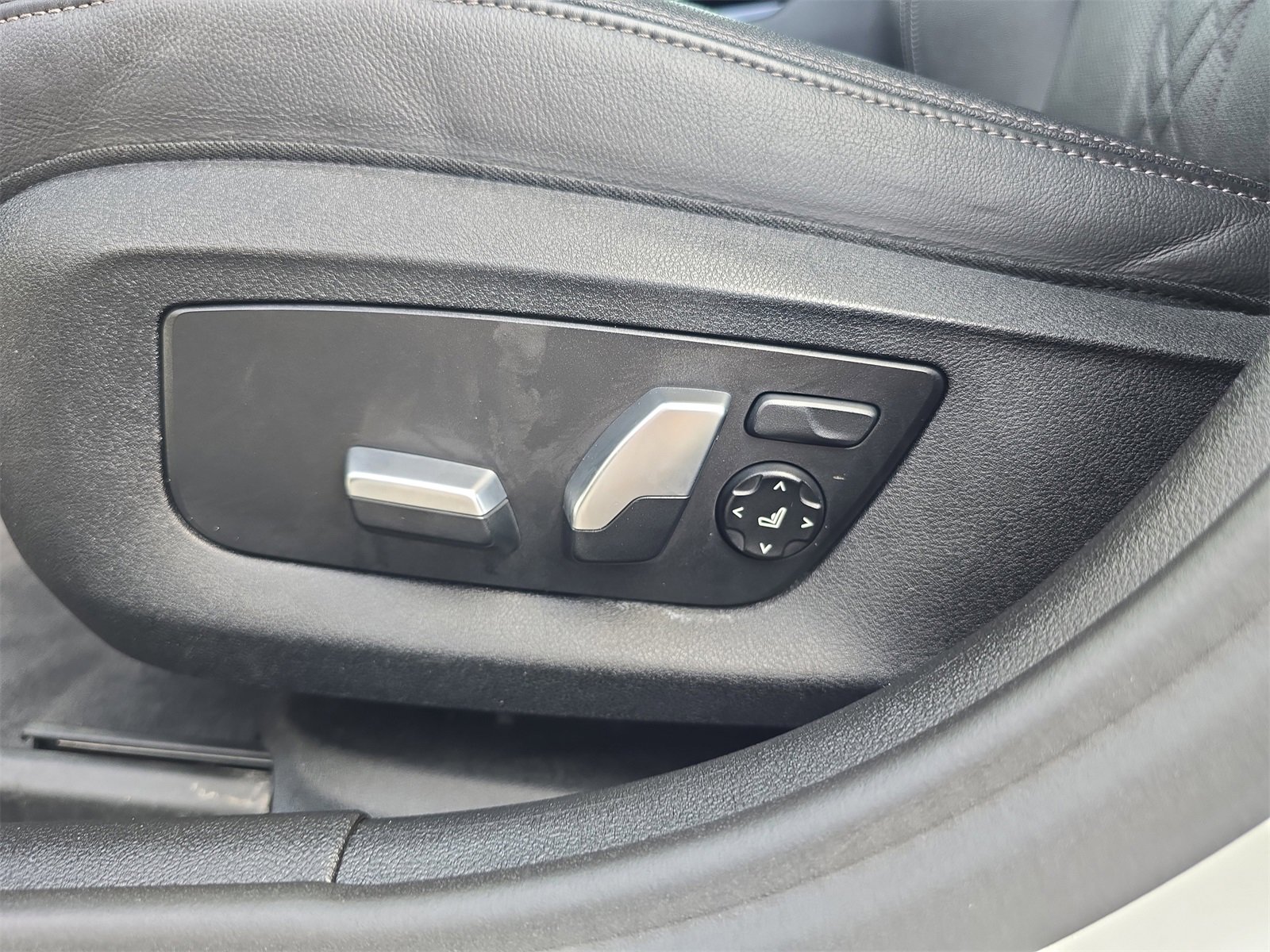 Used 2022 BMW 540i xDrive w/ Convenience Package image 16