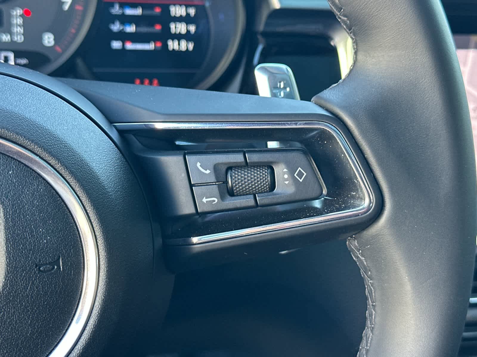 Certified 2025 Porsche Macan AWD/4WD image 27