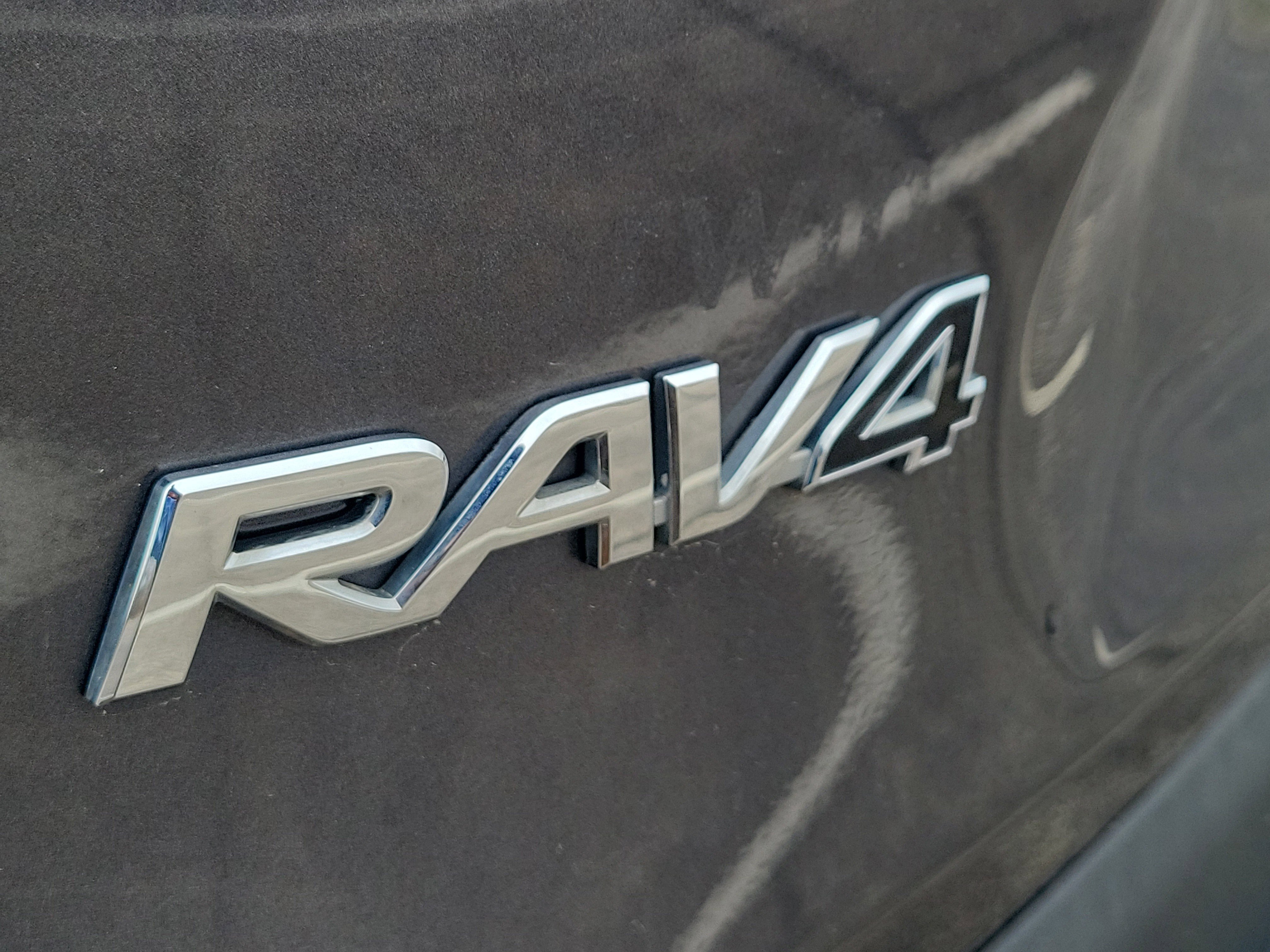 Used 2021 Toyota RAV4 LE image 7