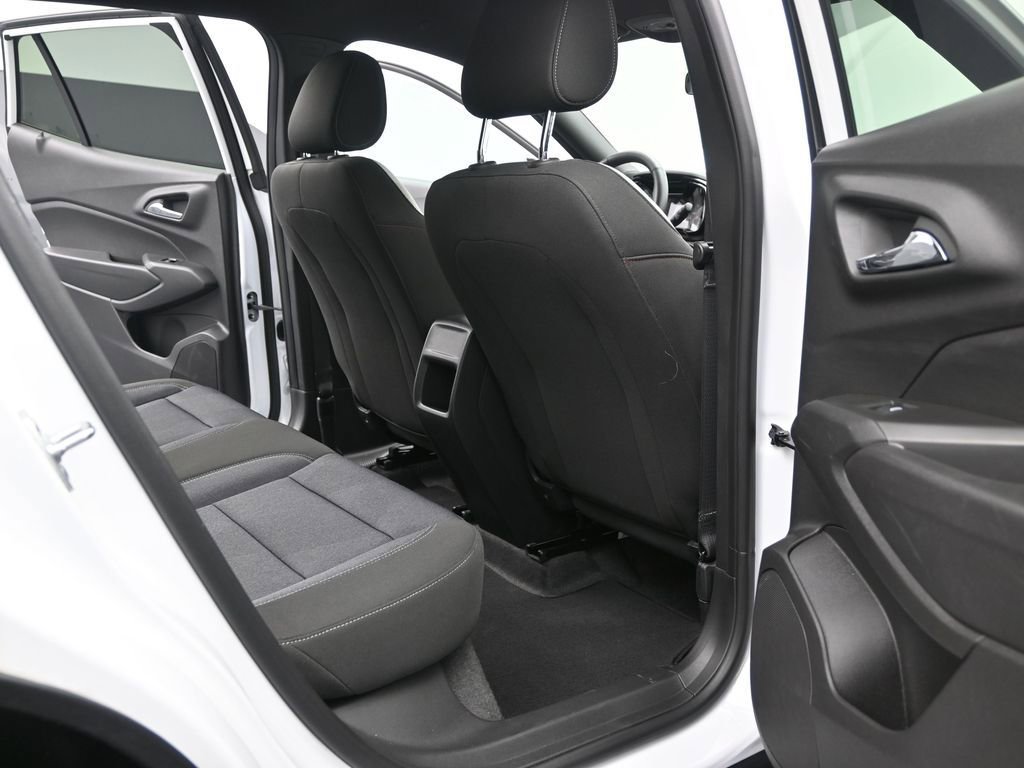 Used 2025 Chevrolet Trax RS w/ Driver Confidence Package image 18