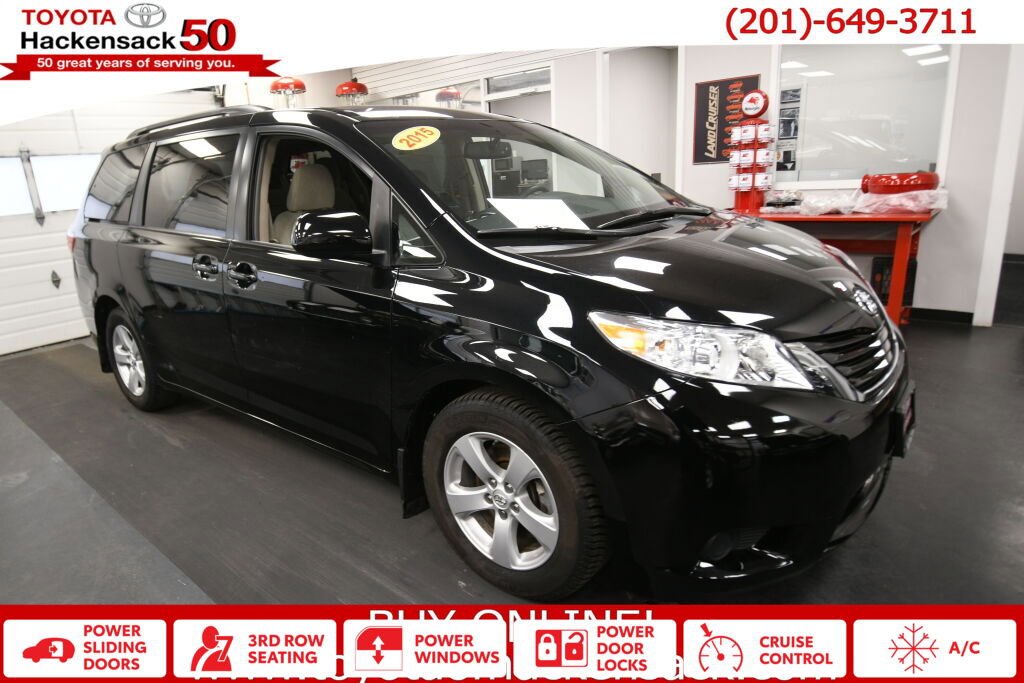 Used 2015 Toyota Sienna LE image 1