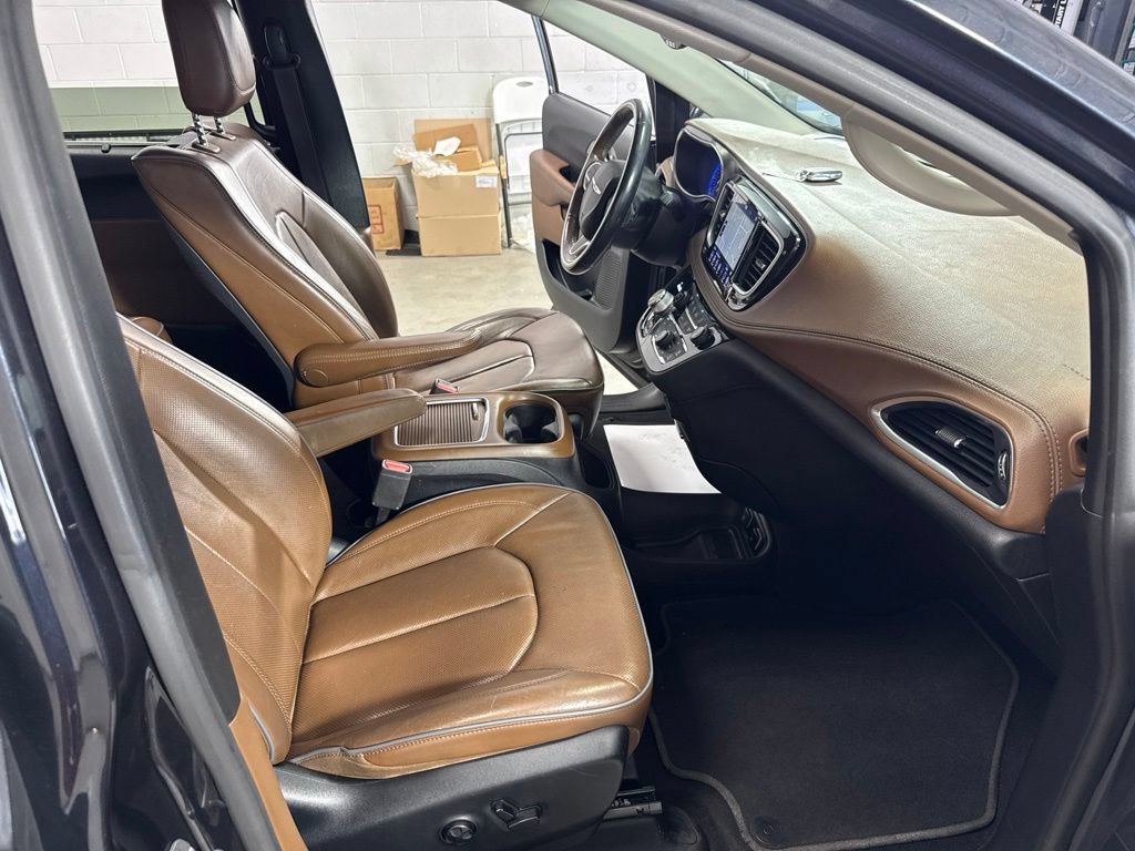 Used 2019 Chrysler Pacifica Limited w/ Advanced Safetytec Group FWD image 29
