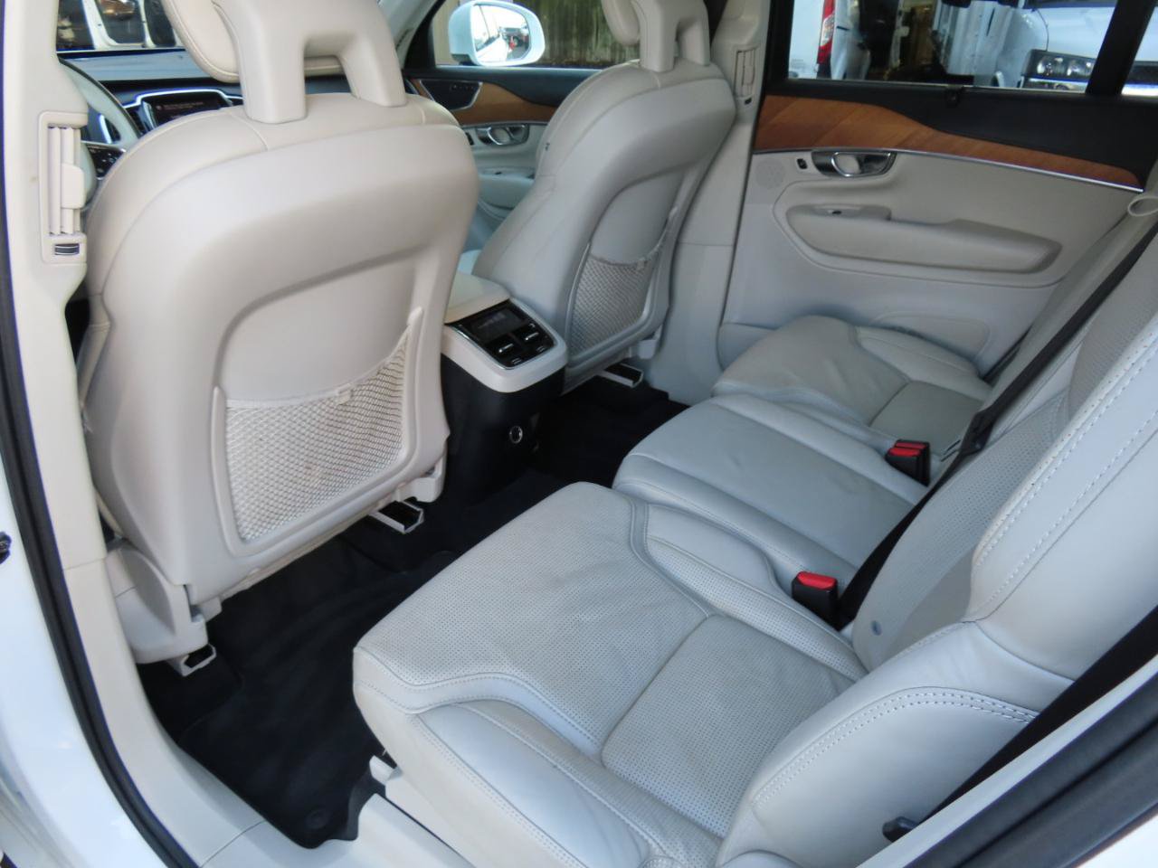 Used 2016 Volvo XC90 T6 Inscription w/ Vision Package AWD/4WD image 9