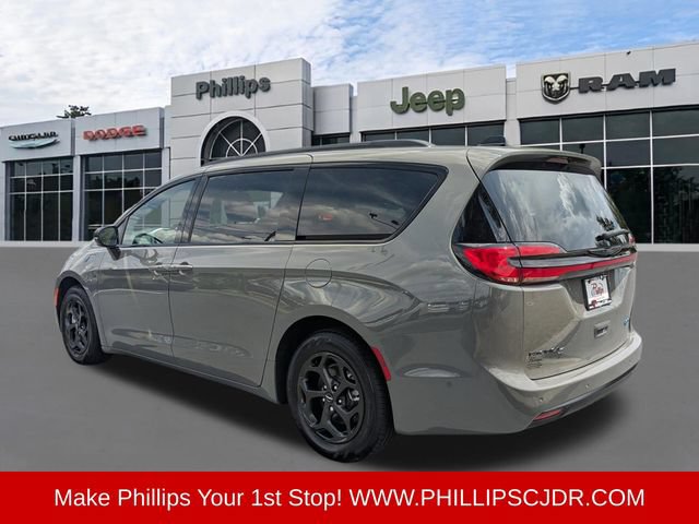 Used 2025 Chrysler Pacifica Premium FWD image 5