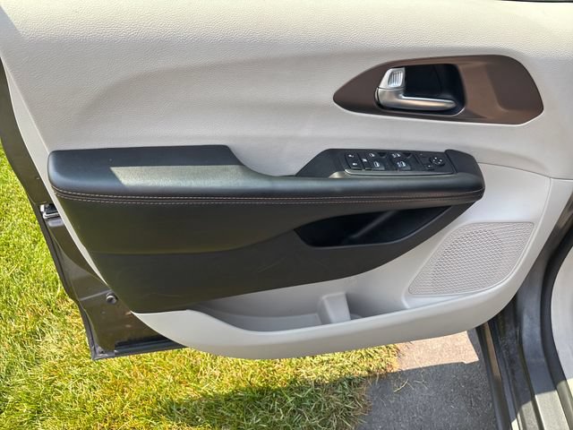 Used 2019 Chrysler Pacifica Touring-L FWD image 11