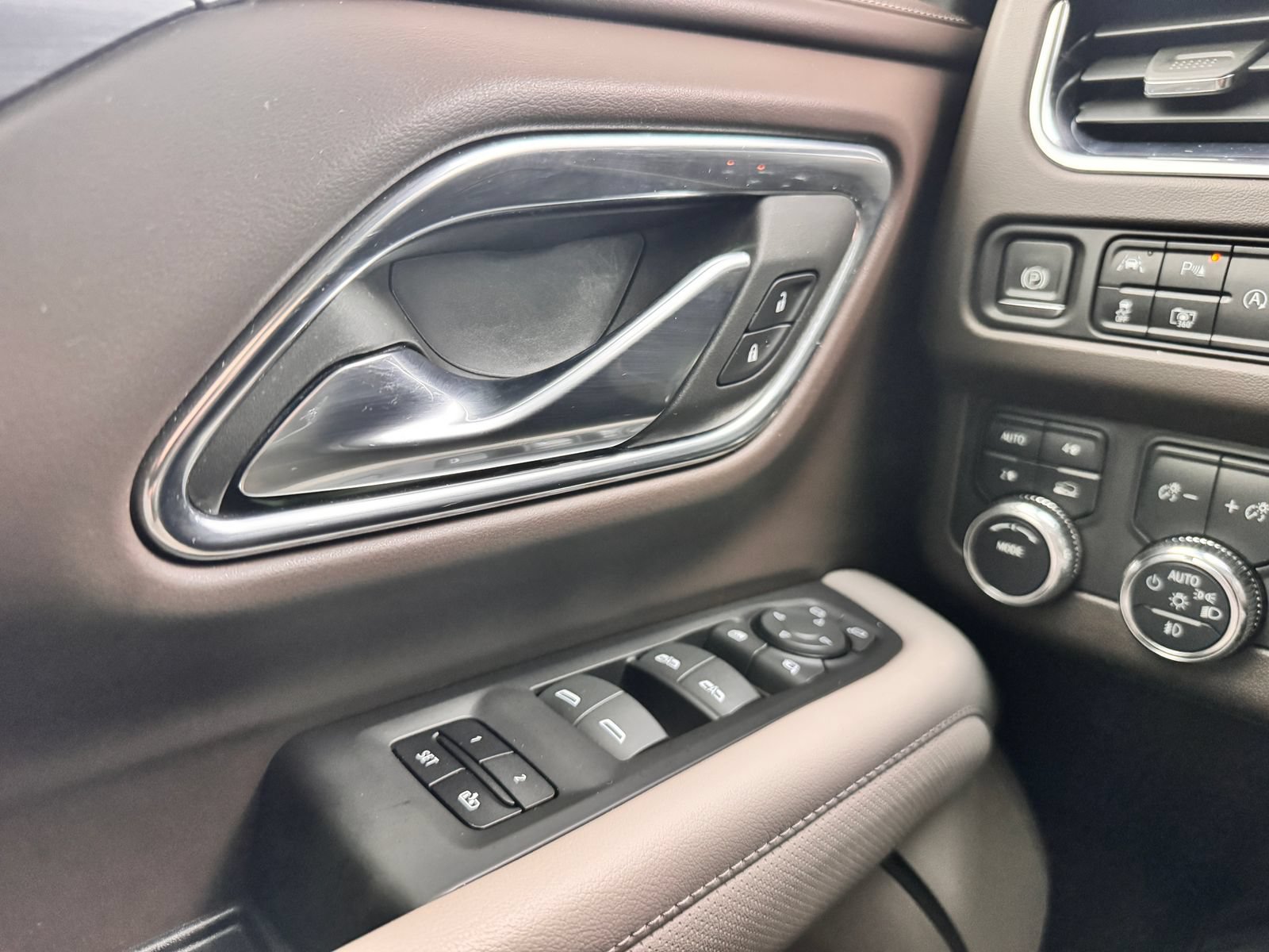 Used 2023 GMC Yukon XL SLT w/ SLT Luxury Package AWD/4WD image 15
