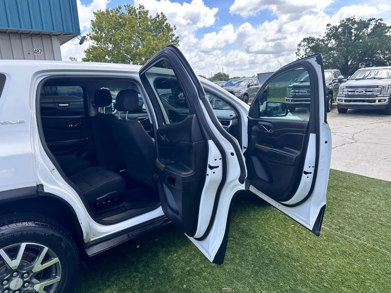 Used 2021 GMC Acadia SLE w/ LPO, Floor Liner Package image 7