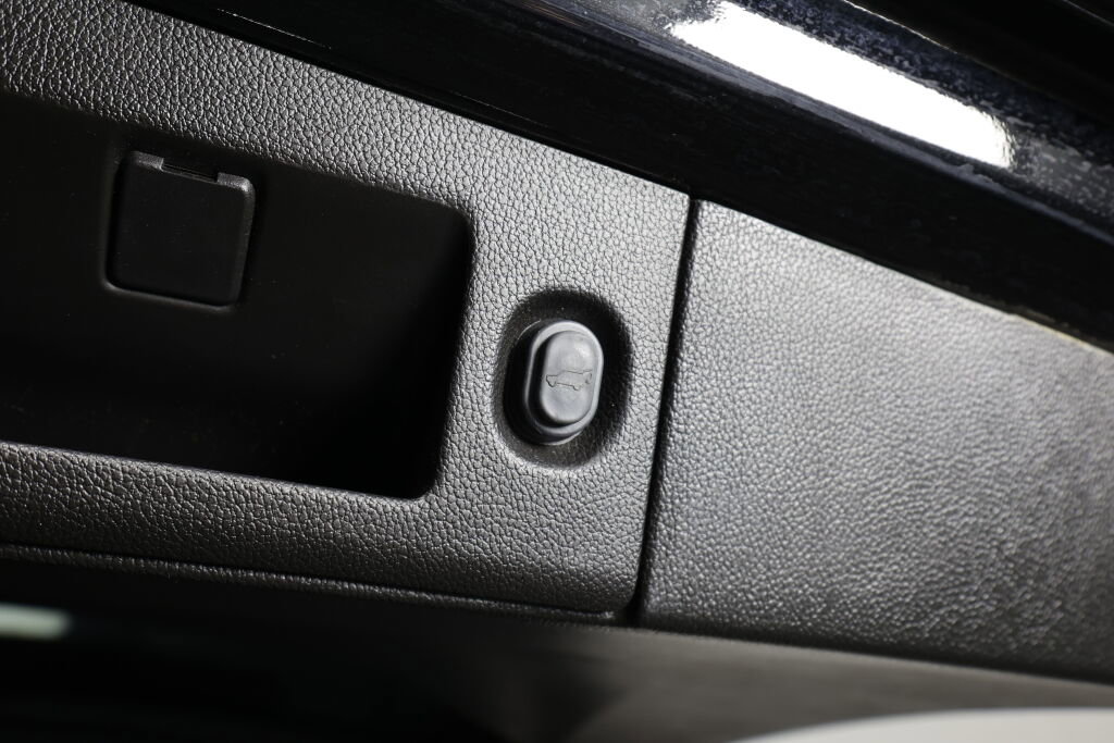 Used 2018 GMC Yukon Denali w/ Denali Ultimate Package image 22