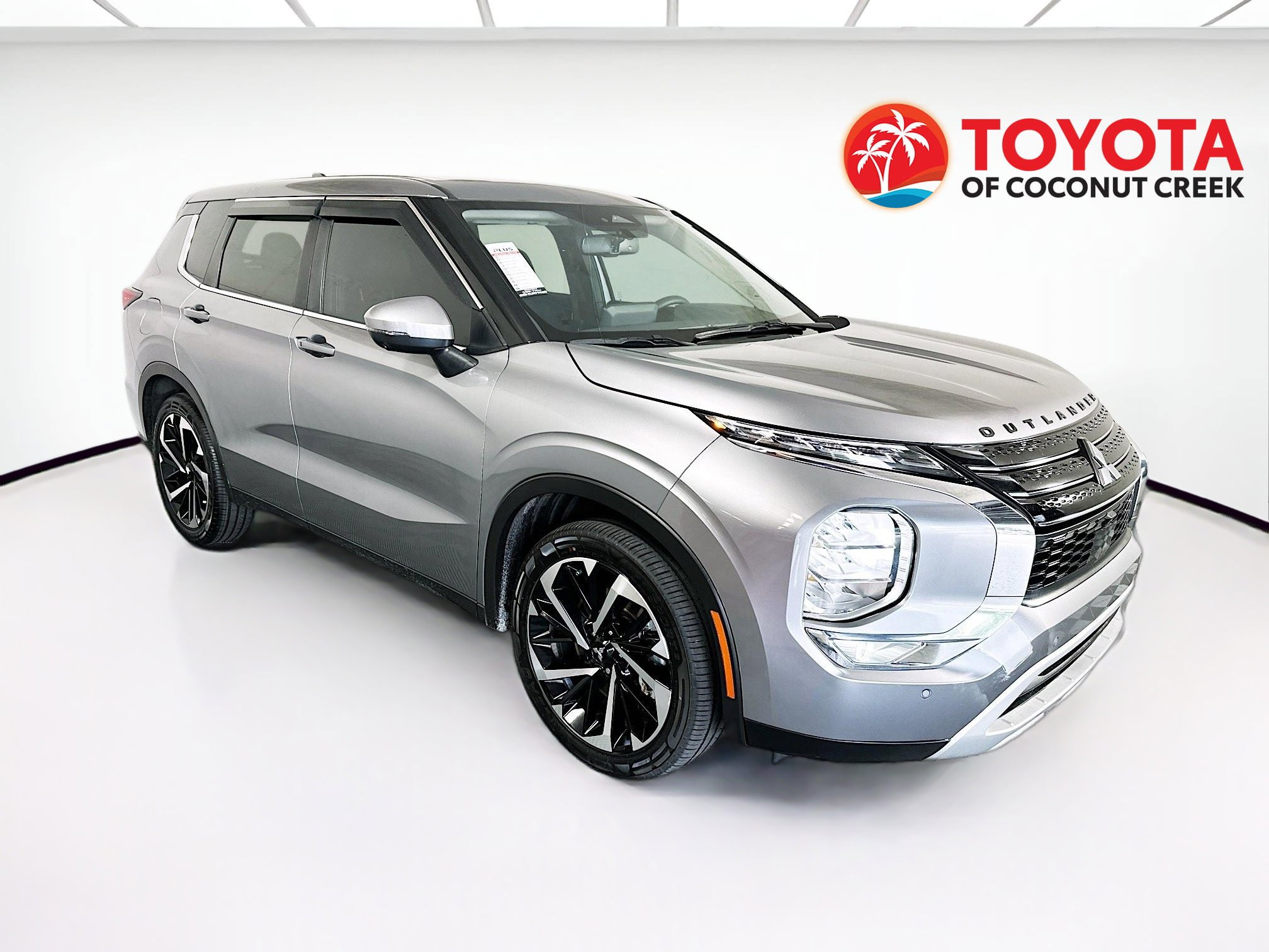 Used 2023 Mitsubishi Outlander SE FWD image 1