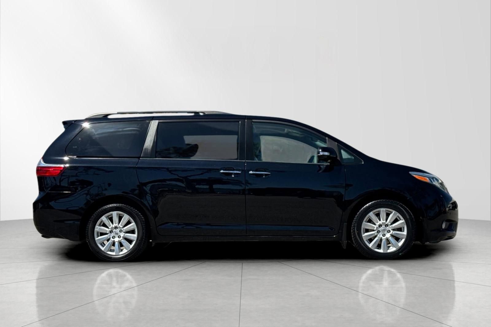 Used 2017 Toyota Sienna Limited Premium w/ Advanced Technology Package FWD image 2