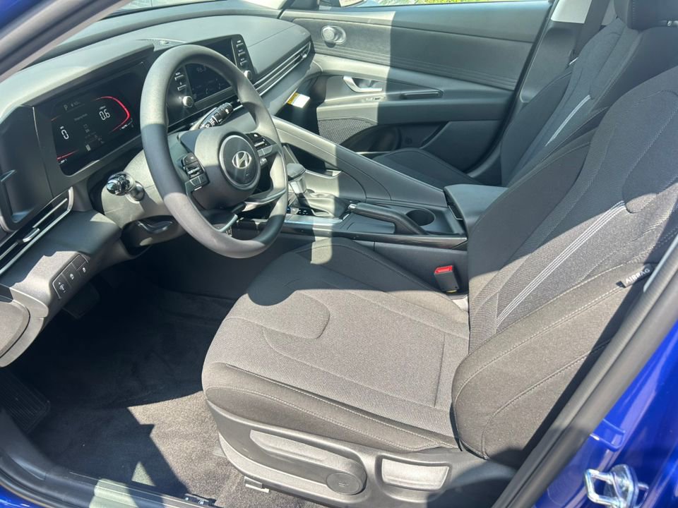 New 2025 Hyundai Elantra SE image 9