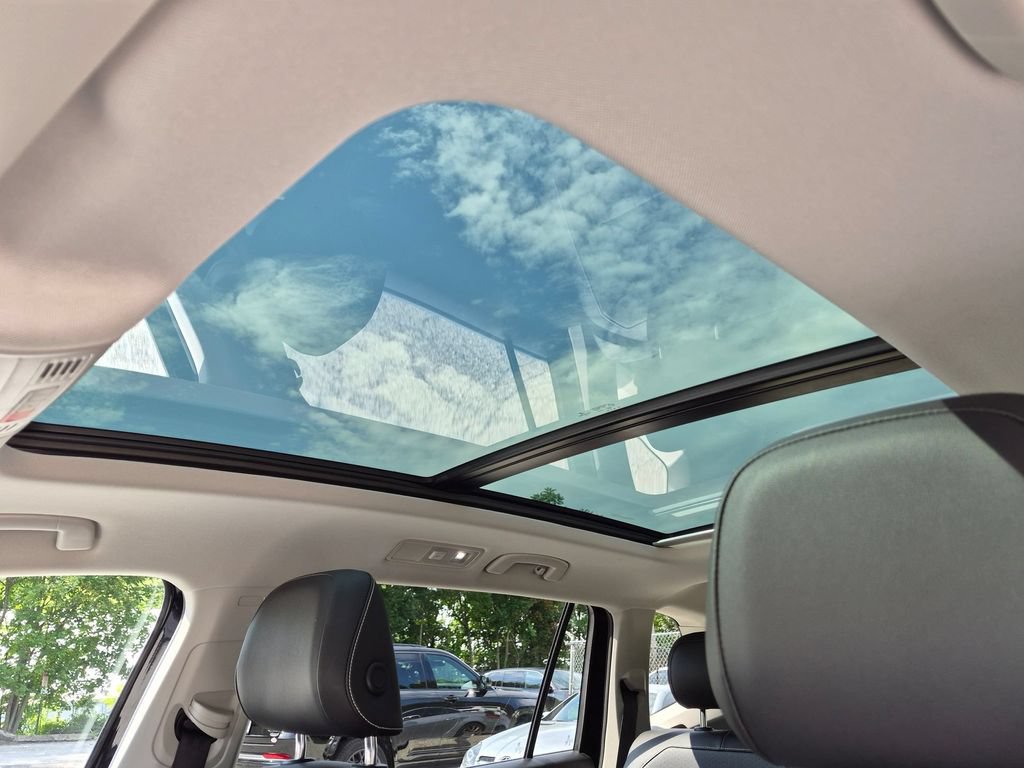 Used 2022 Volkswagen Tiguan SE w/ Panoramic Sunroof Package AWD/4WD image 21