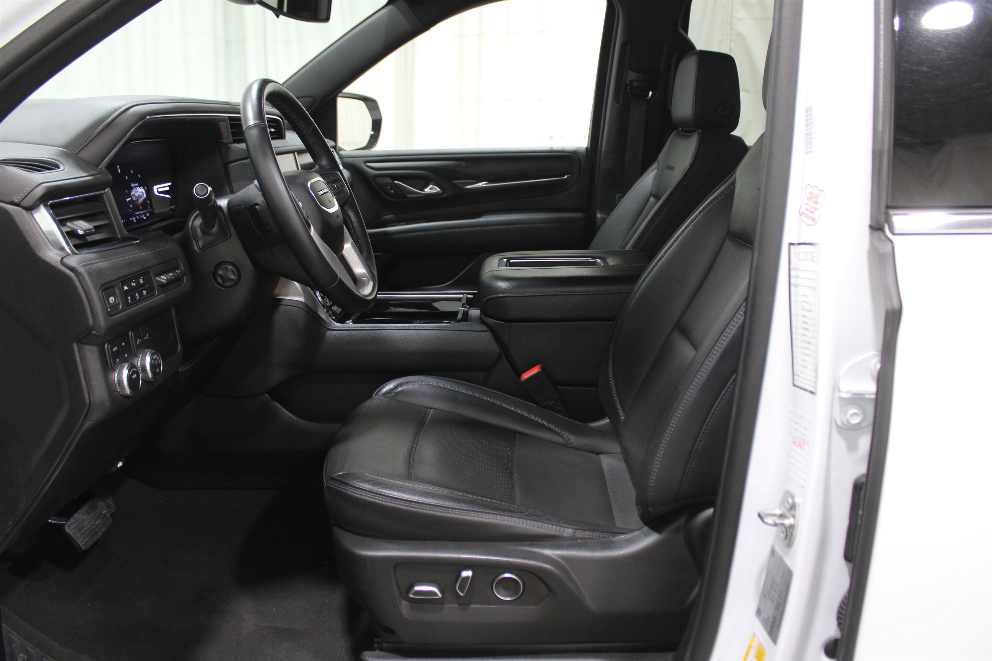 Used 2024 GMC Yukon Denali image 3