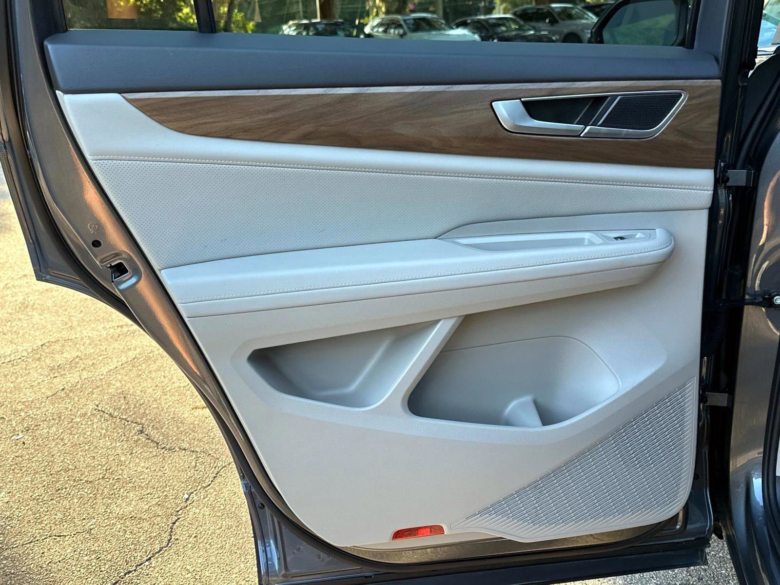 Certified 2025 Volkswagen Atlas SE image 12