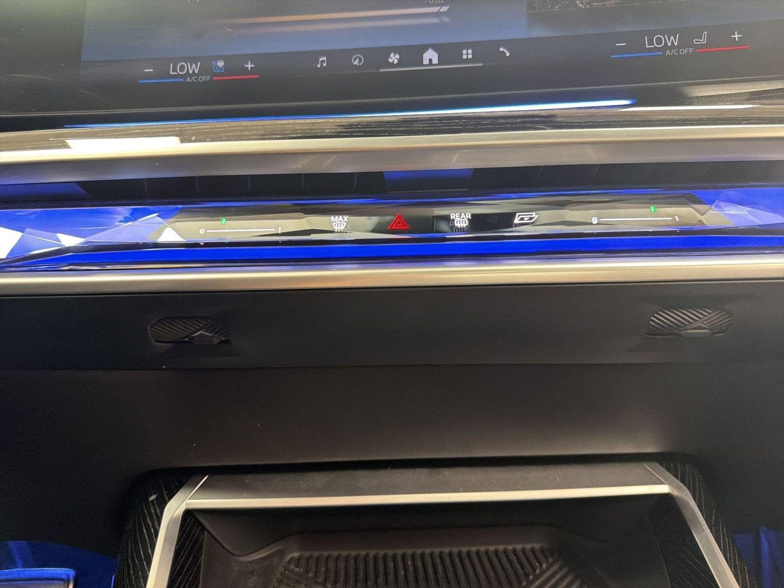 Used 2024 BMW i7 xDrive60 w/ Executive Package AWD/4WD image 18