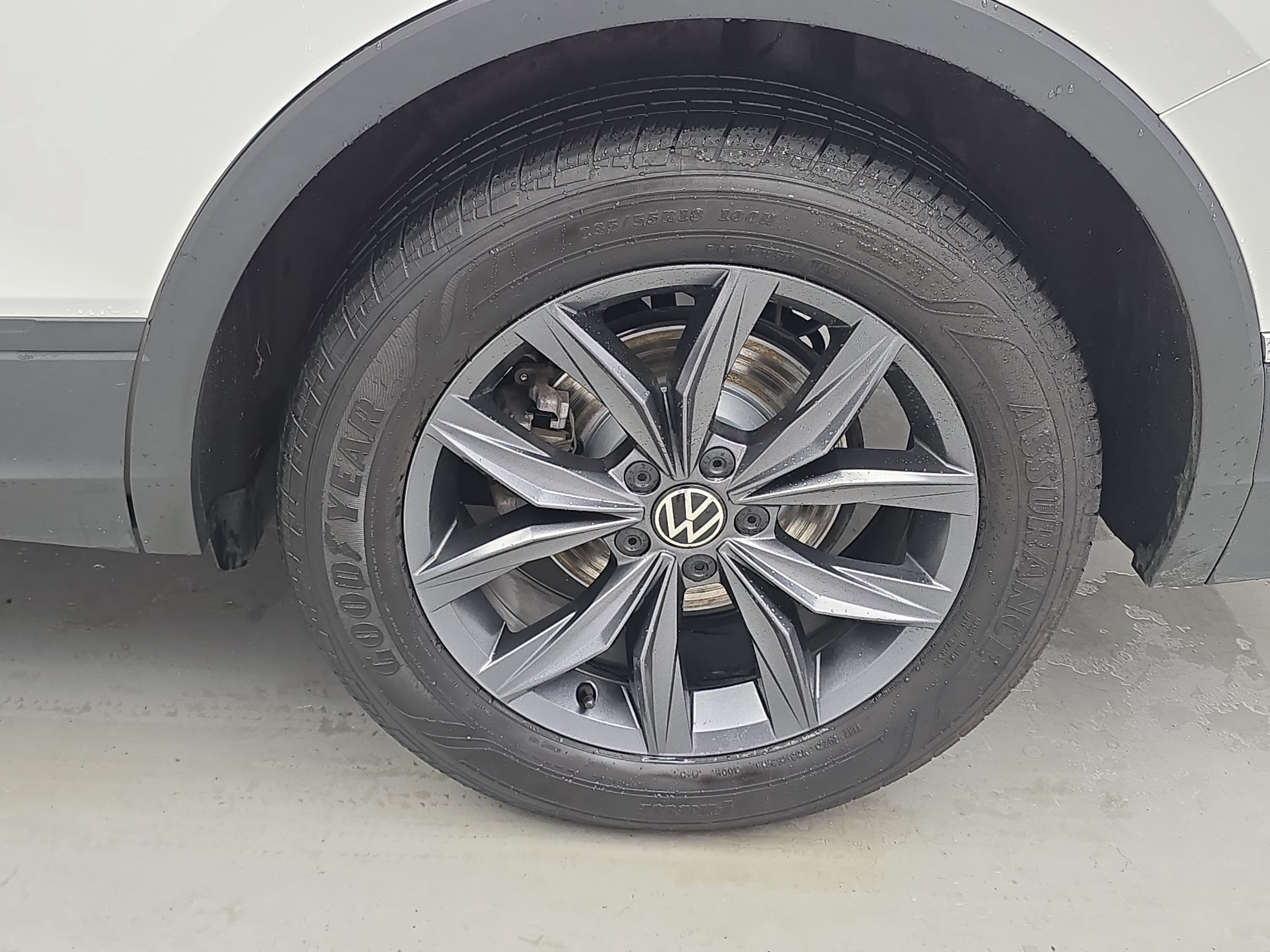 Used 2024 Volkswagen Tiguan SE AWD/4WD image 32