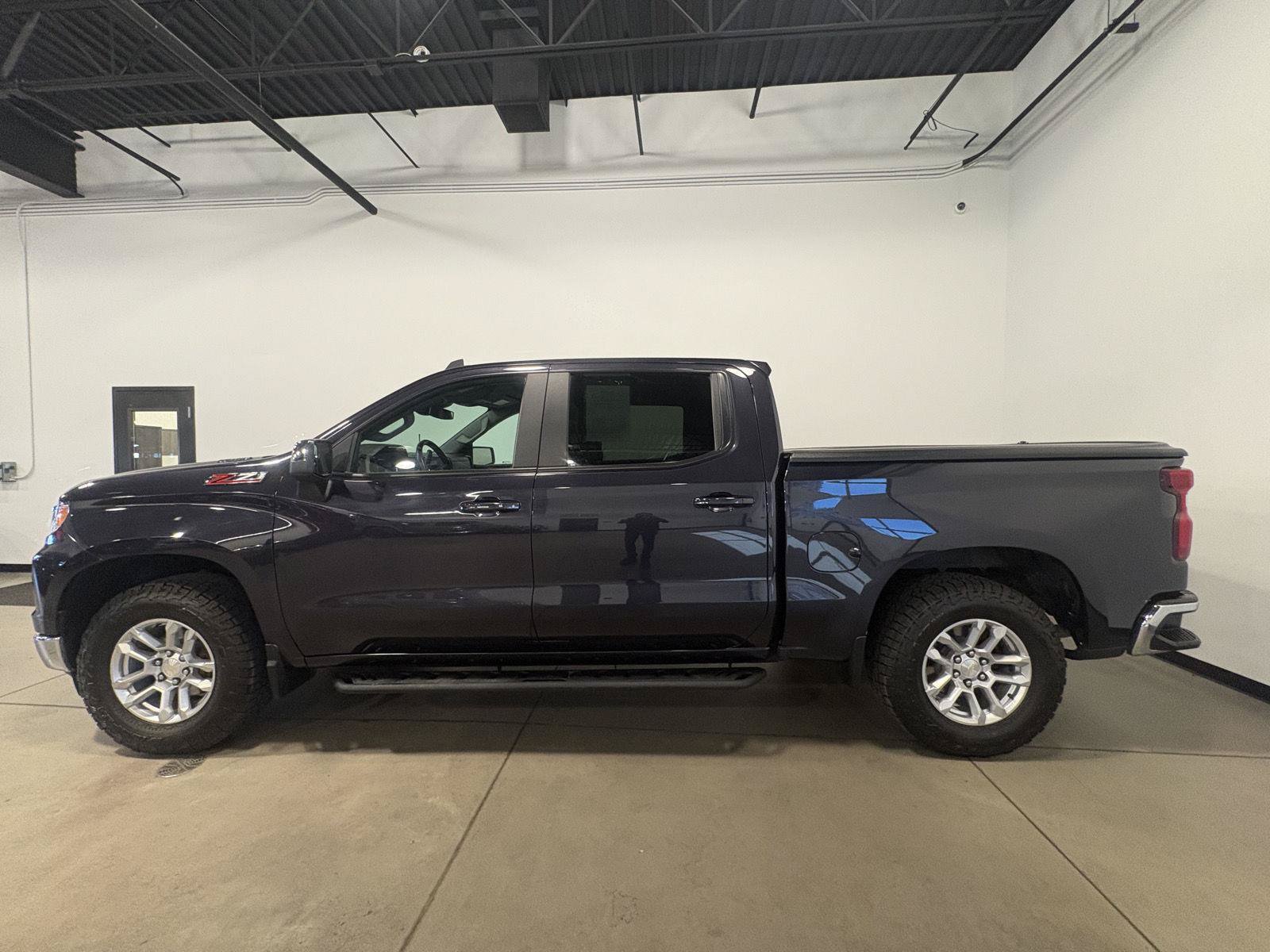 Used 2023 Chevrolet Silverado 1500 LT w/ Z71 Off-Road Package AWD/4WD image 6