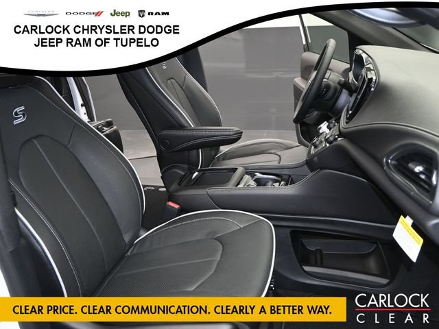 New 2026 Chrysler Pacifica Limited w/ Uconnect Theater Family Group FWD image 47
