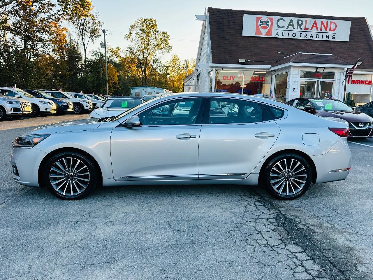Used 2018 Kia Cadenza Premium image 2