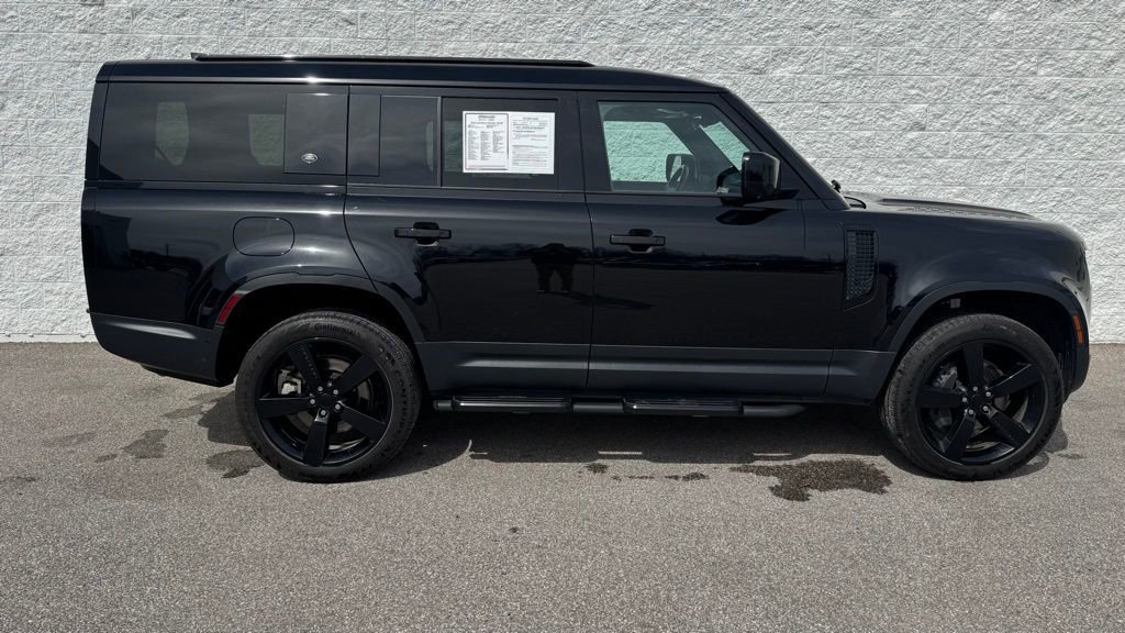 Used 2023 Land Rover Defender 130 SE image 4